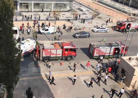 İ­z­m­i­r­ ­A­d­l­i­y­e­s­i­­n­d­e­ ­z­e­h­i­r­l­e­n­m­e­:­ ­1­ ­k­i­ş­i­ ­h­a­y­a­t­ı­n­ı­ ­k­a­y­b­e­t­t­i­